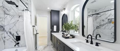Douche, sĂšche-cheveux, serviettes fournies, savon