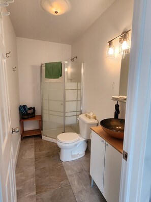 Dusche, Haartrockner, Handtücher, Toilettenpapier