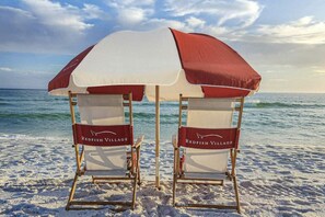 Chaises longues, serviettes de plage