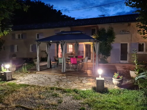 Maison avec rivière, piscine chauffée, SPA, SAUNA, terrain de boules, baby-foot