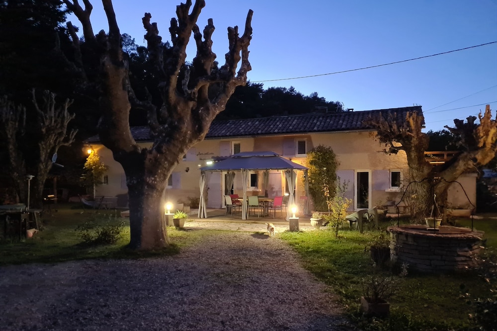 Maison Avec Rivière, Piscine Chauffée, Spa, Sauna, Terrain de Boules, Baby-foot