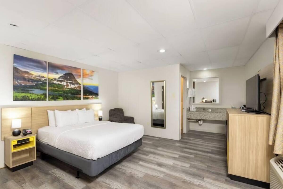 Room, 1 Queen Bed, Non Smoking (Pet-friendly)