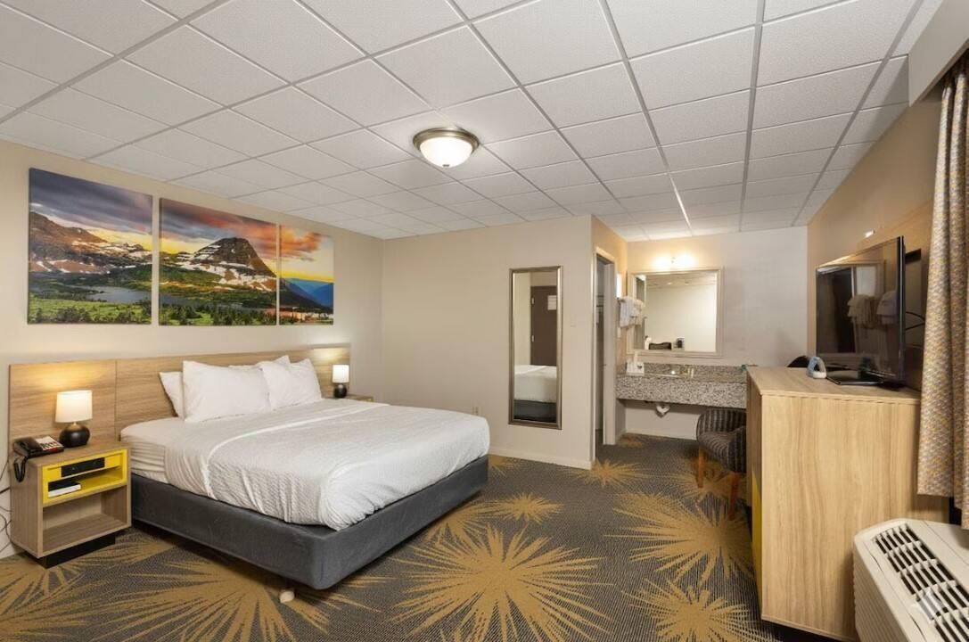 Room, 1 Queen Bed, Non Smoking | Desk, laptop workspace, iron/ironing board, free cribs/infant beds