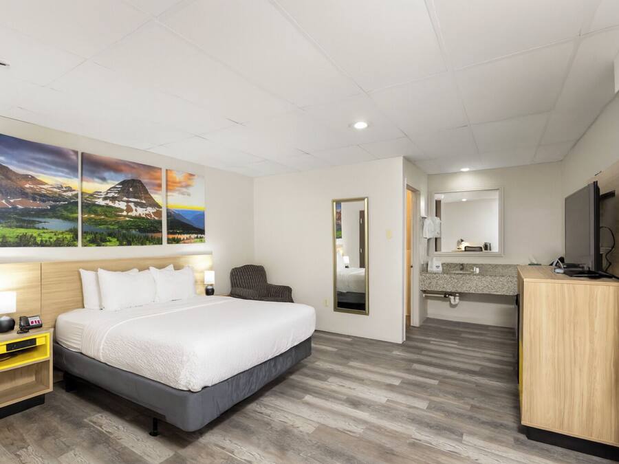 Desk, laptop workspace, iron/ironing board, free cots/infant beds