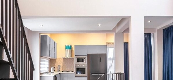 Kühlschrank, Mikrowelle, Ofen, Mixer