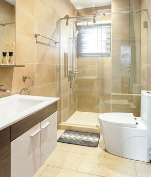 Whirlpool, Handtücher, Seife, Toilettenpapier