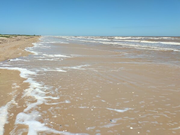A beach with wide sandy shores and gentle waves. - The Coastal Crab-Arcade-Horseshoe-Cornhole-Board Games-WIFI-AC-Coffee (Bay City)