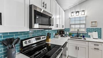 Refrigerador, microondas, horno y parrilla de estufa