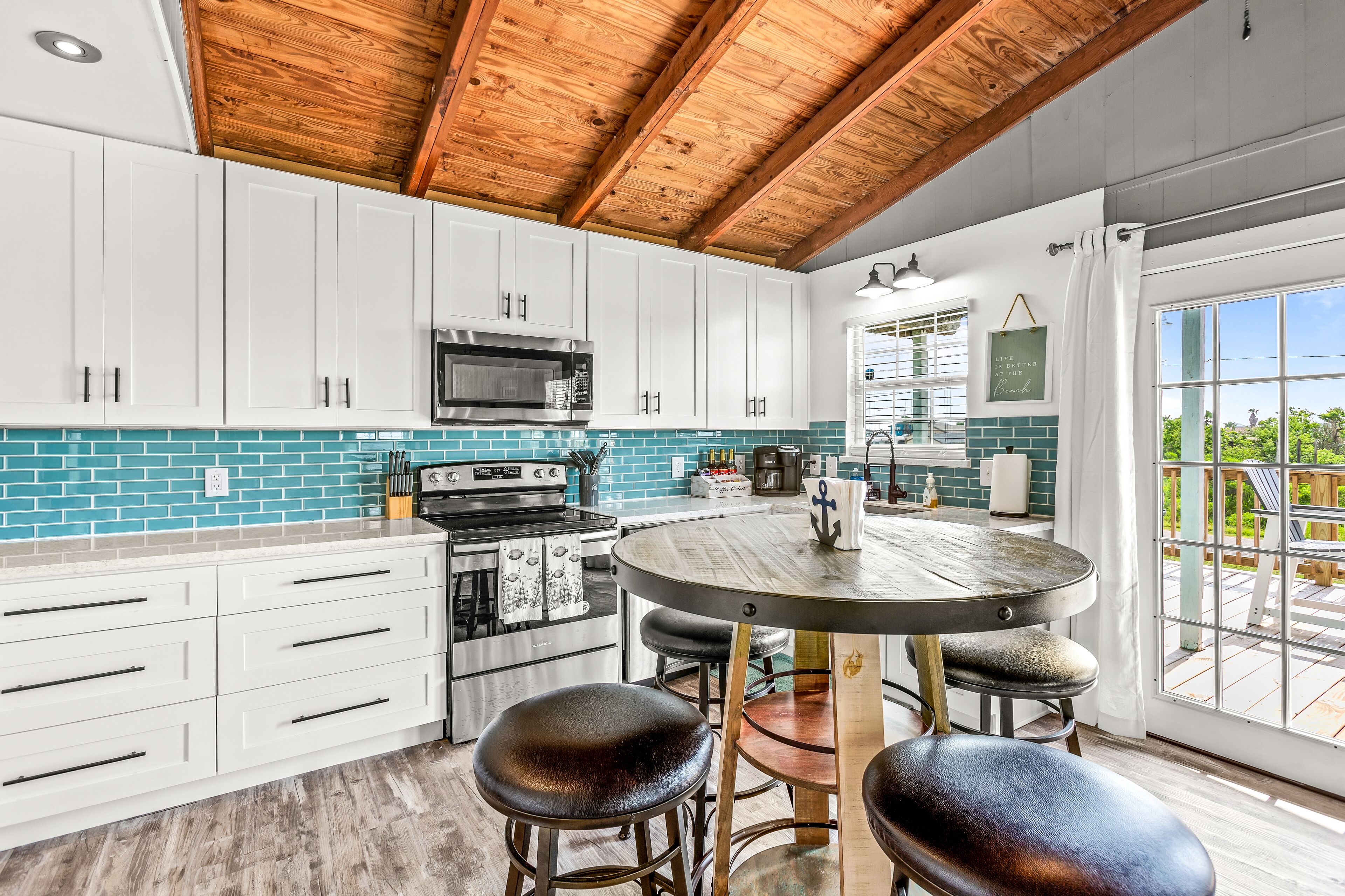 The Coastal Crab-Fast WIFI-King bed-Fenced yard-Deck-Dog friendly