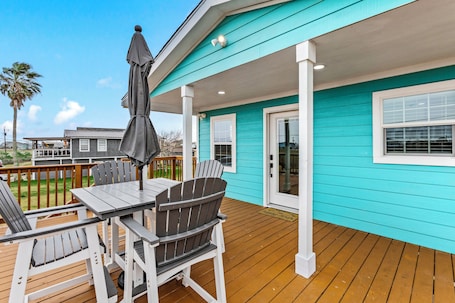Outdoor dining. The Coastal Crab-Arcade-Horseshoe-Cornhole-Board Games-WIFI-AC-Coffee