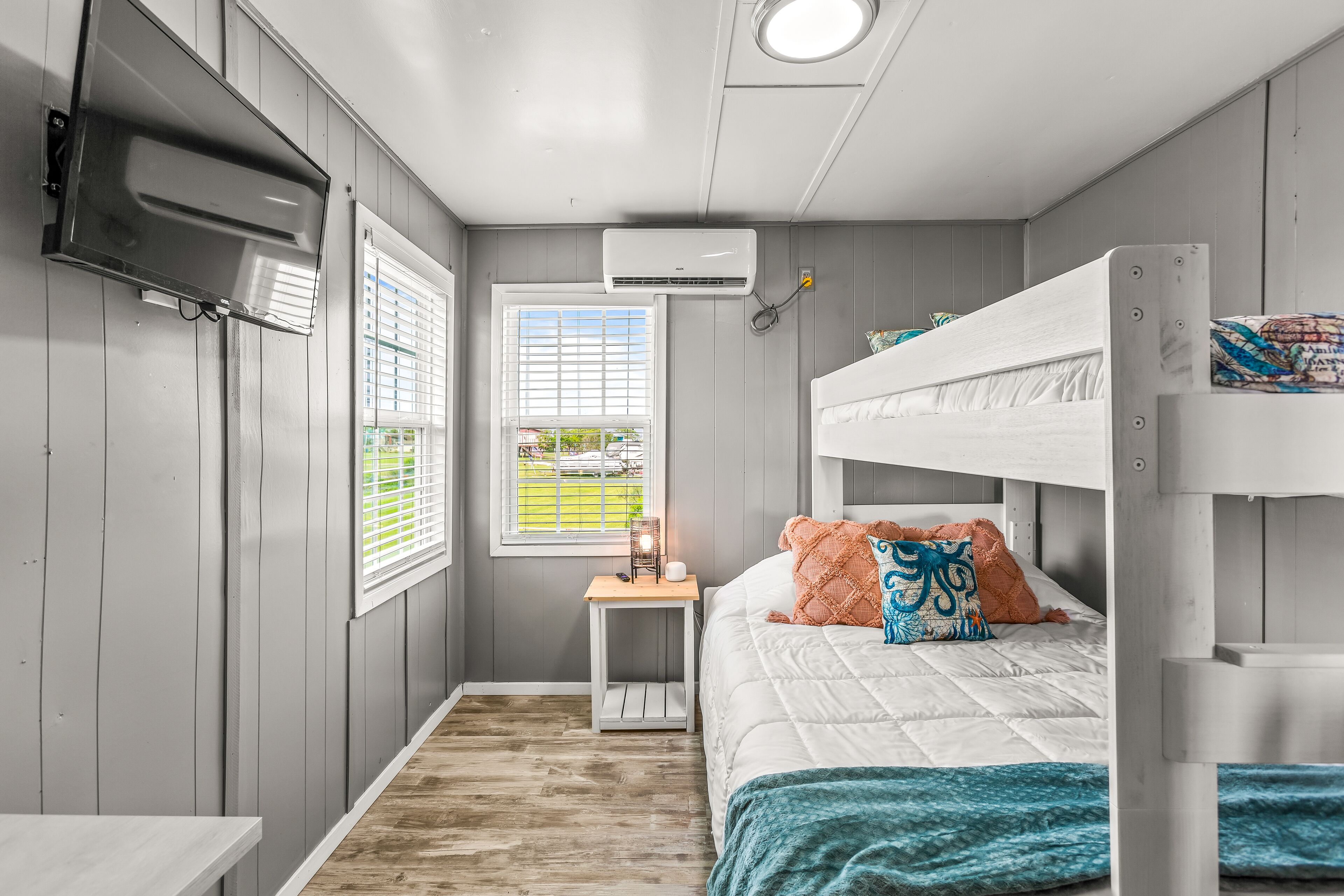 The Coastal Crab-Fast WIFI-King bed-Fenced yard-Deck-Dog friendly