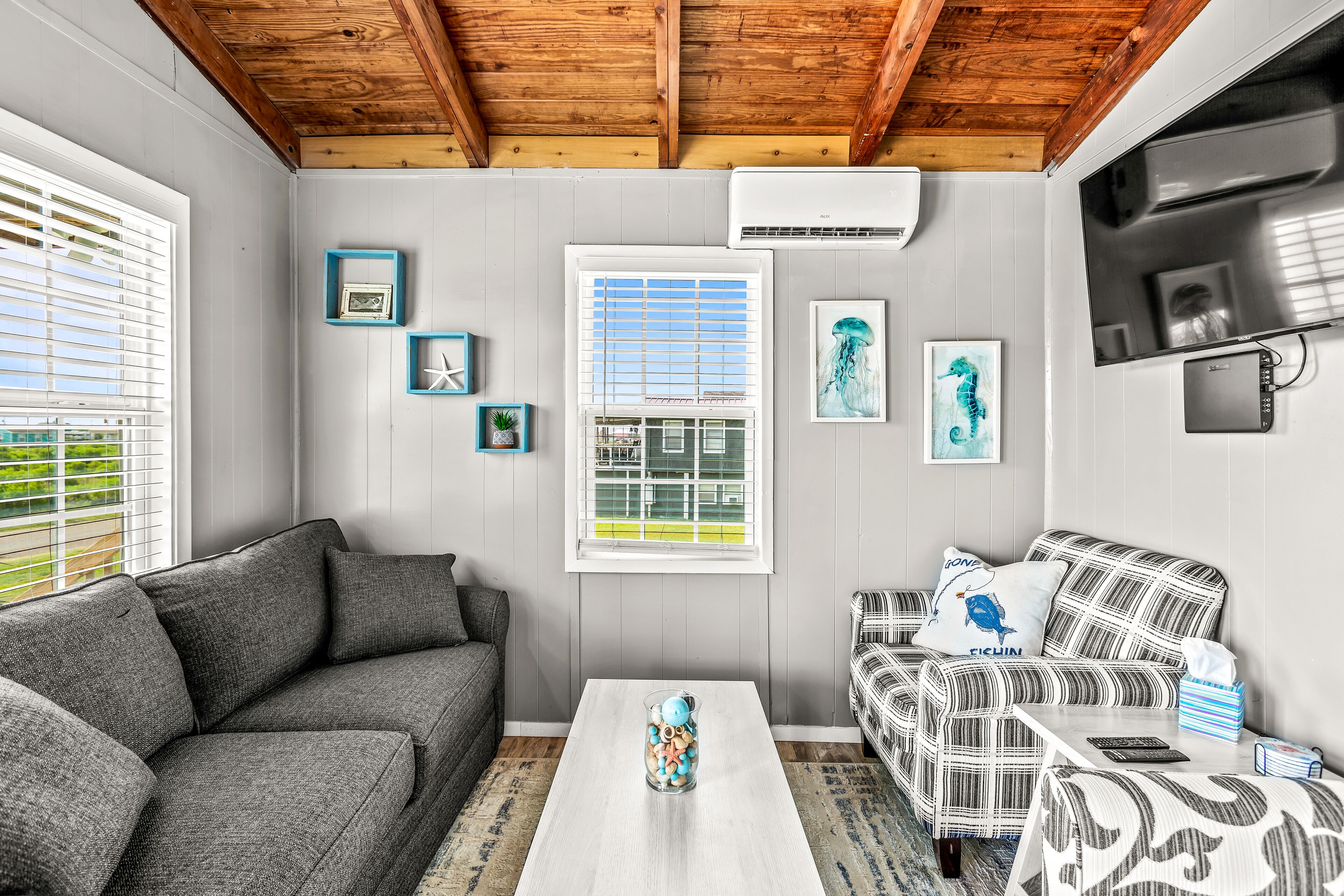 The Coastal Crab-Fast WIFI-King bed-Fenced yard-Deck-Dog friendly