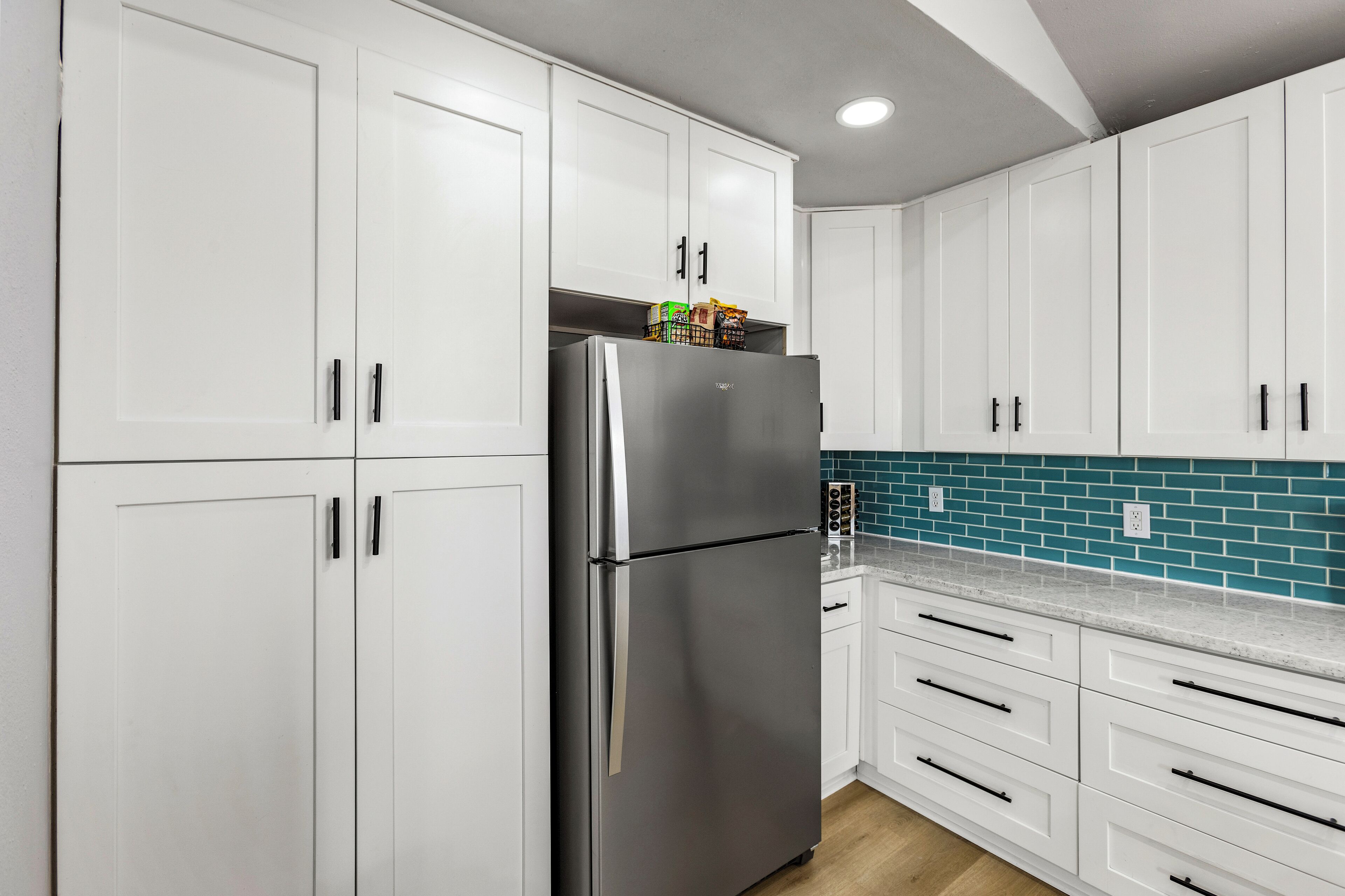 Een koelkast, een microgolfoven, een oven, een kookplaat