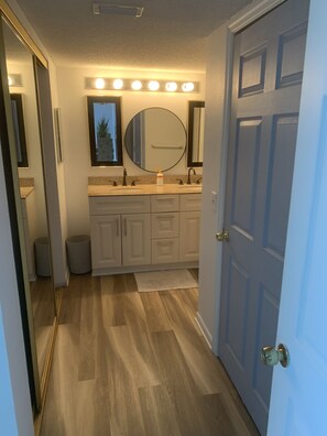 Shower, jetted bath, hair dryer, bidet