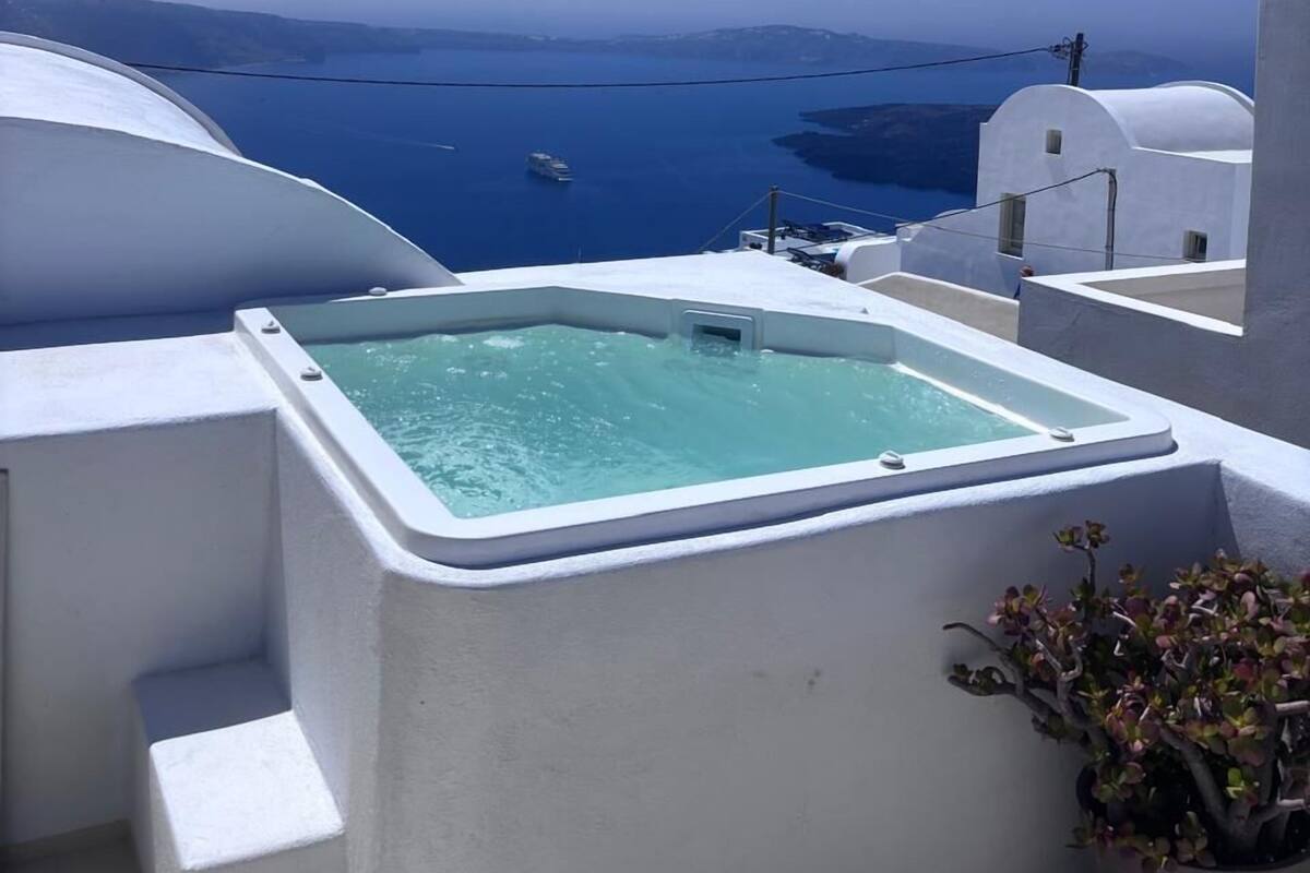 Un ciel d’un bleu éclatant, une piscine à débordement d’un blanc immaculé et une vue imprenable sur la mer.