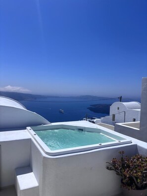 Caldera View Suite with Jacuzzi | Private spa tub - Meroviglia Boutique Hotel (Santorini)