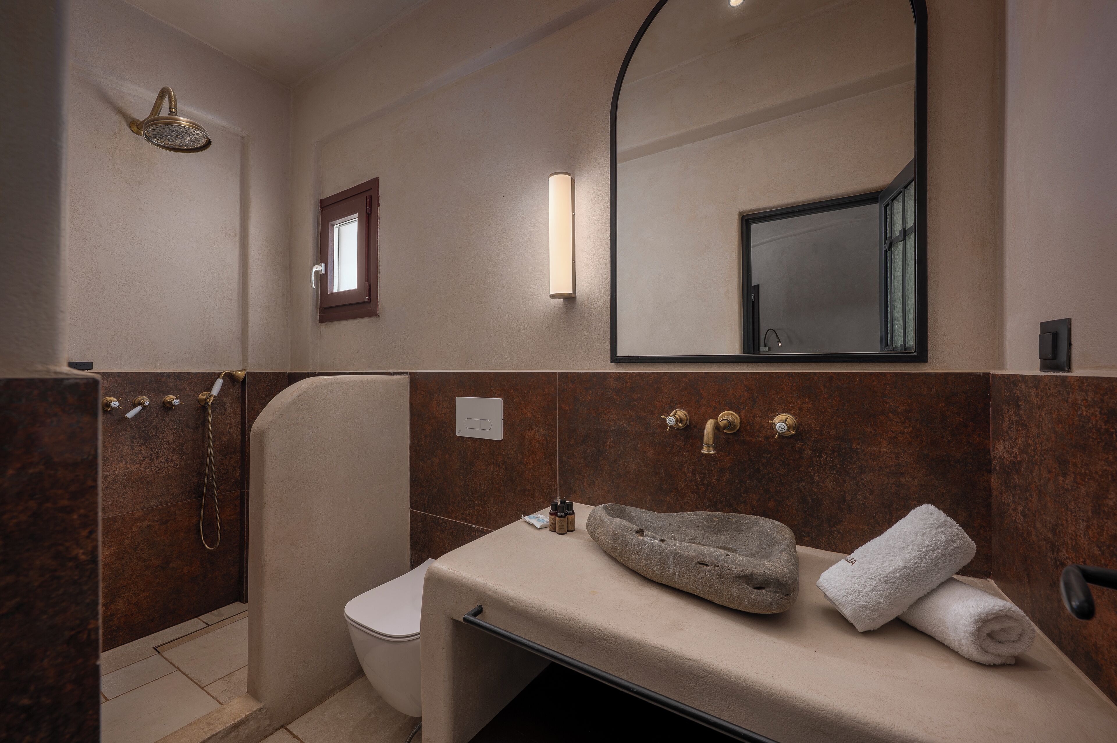 Un baño moderno con ducha, inodoro y lavabo.
