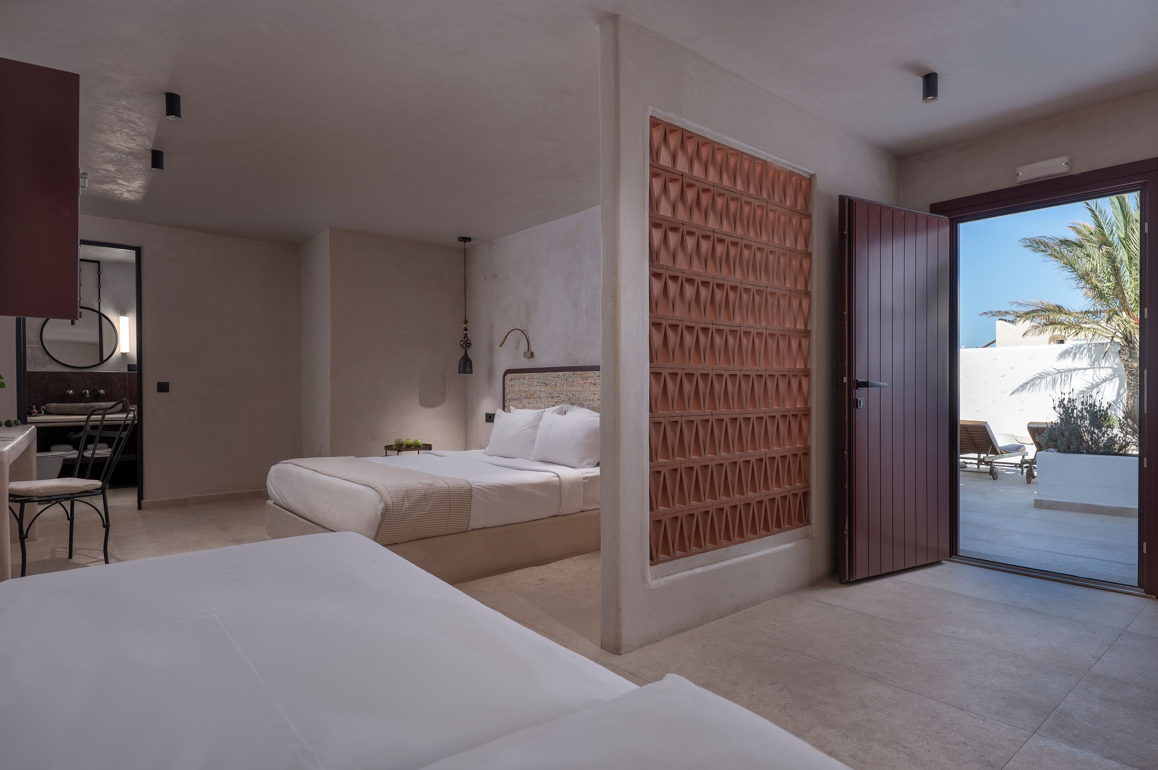 Una habitación de hotel moderna con cama, escritorio y vistas al exterior.