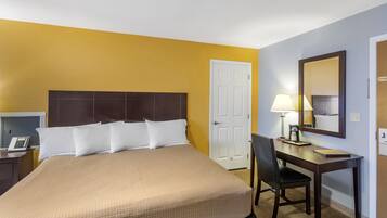 Deluxe Triple Room | In-room safe, desk, iron/ironing board, free WiFi
