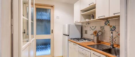 Fridge, stovetop, dishwasher, coffee/tea maker