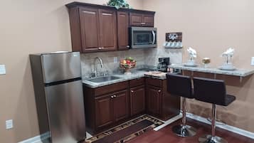 Geladeira, micro-ondas, cooktop, cafeteira/chaleira