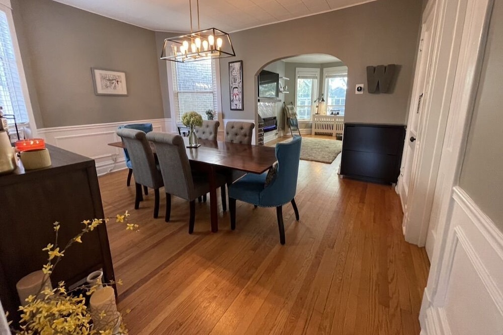 Lovely 2 Bedroom condo near Wrigley!