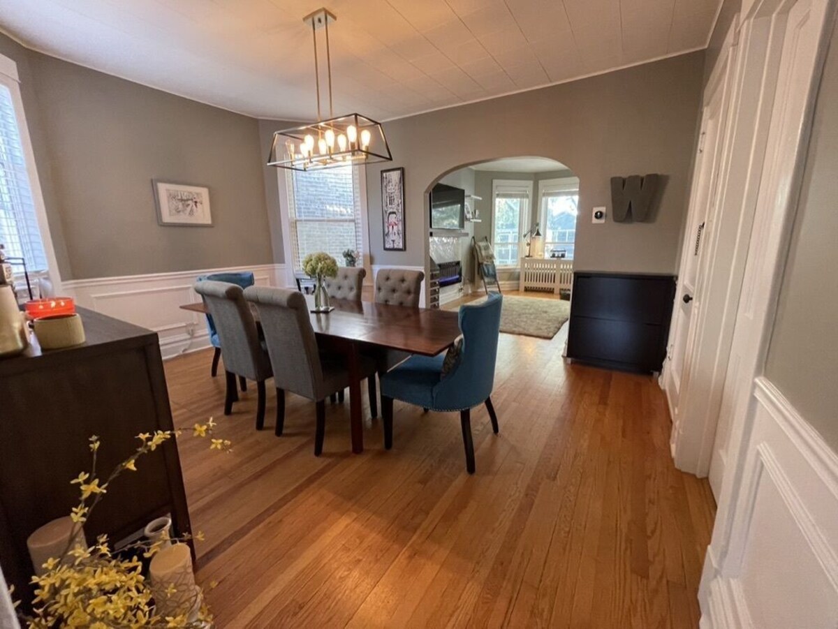 Lovely 3 Bedroom condo near Wrigley!