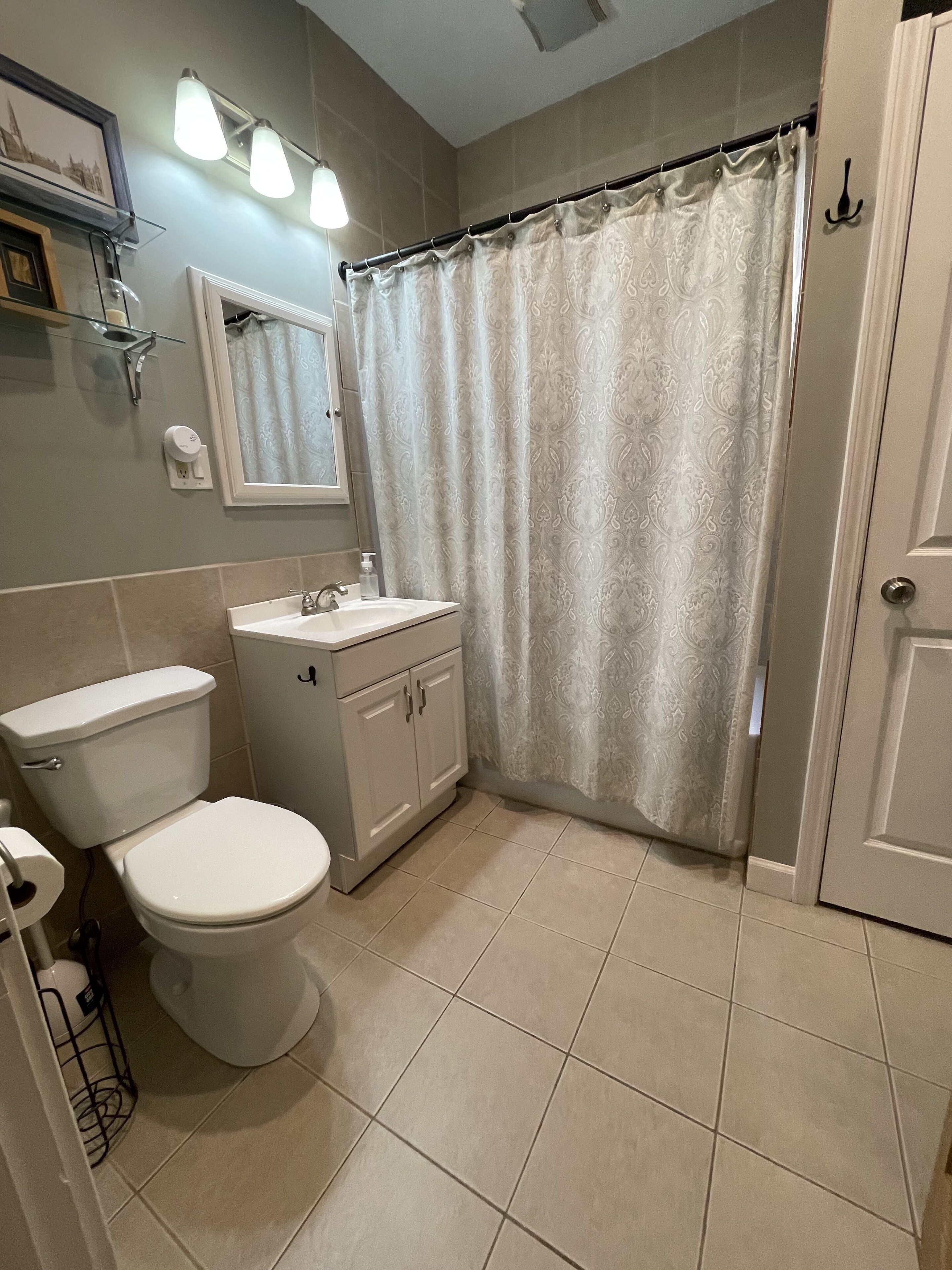 Lovely 2 Bedroom condo near Wrigley!