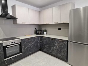 Kühlschrank, Mikrowelle, Ofen, Wasserkocher mit Kaffee-/Teezubehör