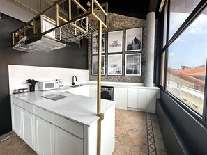 Refrigerador, microondas, horno y cafetera y tetera