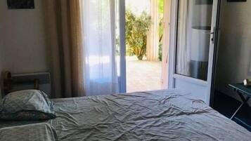 6 bedrooms, free WiFi, bed sheets