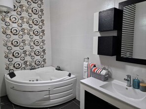 Shower, jetted bath, hair dryer, towels