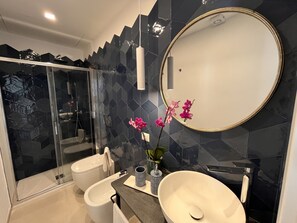 Hårføner, bidé, håndklær og såpe