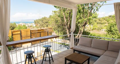 Grand Seaview Retreat - walk to the beach