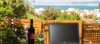 Grand Seaview Retreat - walk to the beach