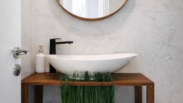 Sèche-cheveux, serviettes fournies, savon, shampoing