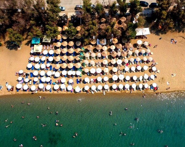 Beach nearby, sun-loungers - Grand Seaview Retreat - walk to the beach (Thessaloniki)