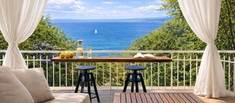 Grand Seaview Retreat - walk to the beach