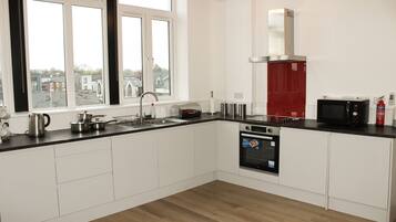 Frigorífico, microondas, horno y placa de cocina