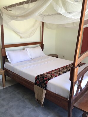 Double Room | Laptop workspace, free WiFi, bed sheets - Black And White Hôtel (Toubab Dialao)