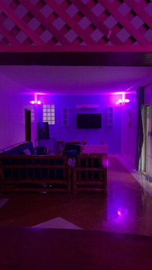 家庭公寓 | 加厚床垫、笔记本电脑工作区、免费 WiFi、床单