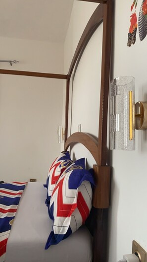 双人房 | 加厚床垫、笔记本电脑工作区、免费 WiFi、床单
