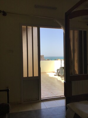 Habitación doble | Espacio para trabajar con un portátil, wifi gratis, ropa de cama