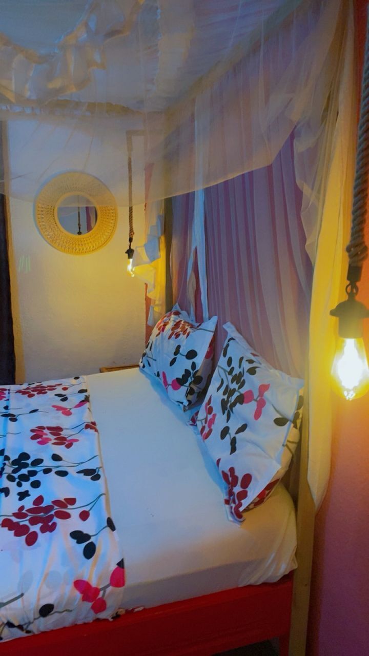 传统客房 | 加厚床垫、笔记本电脑工作区、免费 WiFi、床单