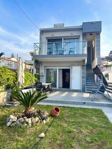 BEACHFRONT VILLA & Garden AGIA MARINA