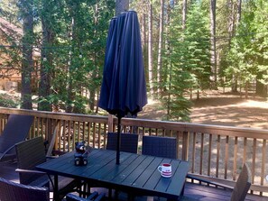 Outdoor dining - Private Graeagle home in a Grove of Pines (Graeagle)
