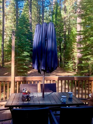 Outdoor dining - Private Graeagle home in a Grove of Pines (Graeagle)