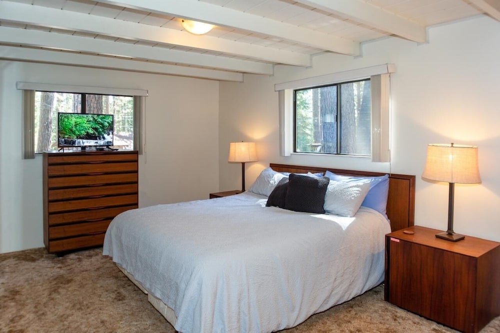 Private Graeagle home in a Grove of Pines Graeagle Vrbo