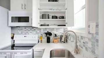 Réfrigérateur, micro-ondes, four, plaque de cuisson