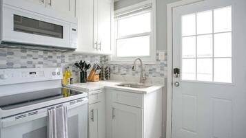 KĂŒhlschrank, Mikrowelle, Ofen, Herdplatte